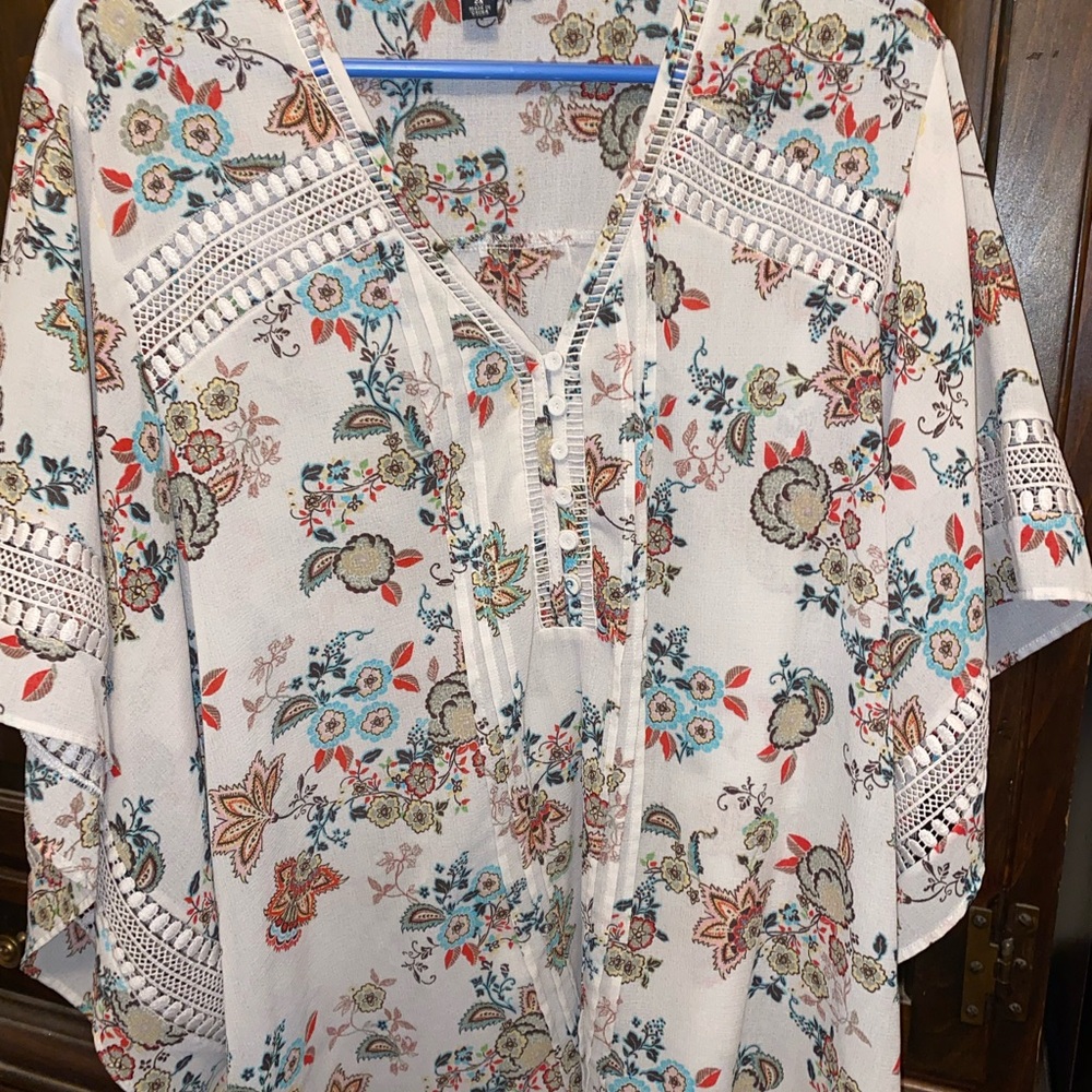 Floral Print Women's Blouse with Lace Detail